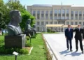 Prezidentlər işğal dövründə güllələnmiş büstlərə baxdılar