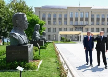 Prezidentlər işğal dövründə güllələnmiş büstlərə baxdılar