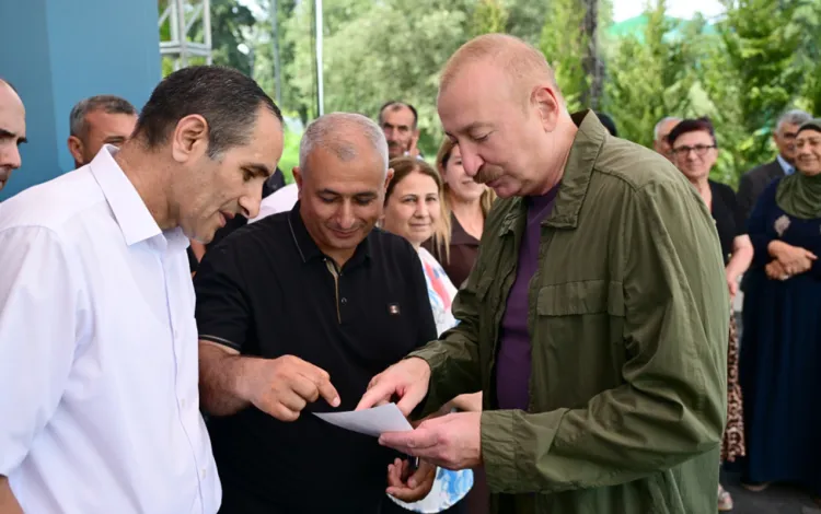 32 il əvvəl Ulu Öndərlə çəkilən şəkil Prezidentə göstərildi – FOTO