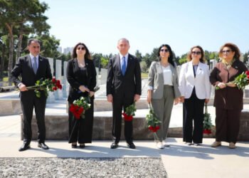 Sumqayıtın deputatları Polad Həşimovun məzarına baş çəkdilər