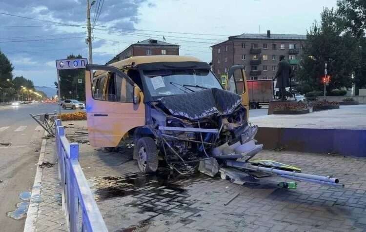 Rusiyada DƏHŞƏT: Mikroavtobus piyadaları vurdu, 1 ölü