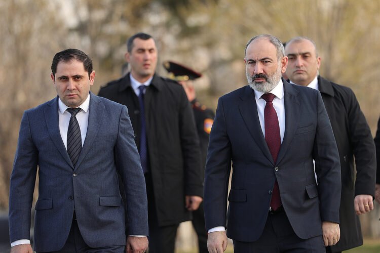 Paşinyan müdafiə nazirini danlayıb