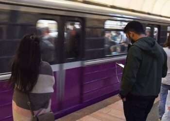 Bakı metrosunda hadisə: qadın qatar yoluna düşdü