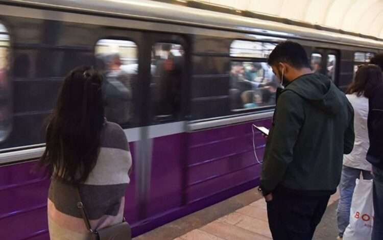 Bakı metrosunda hadisə: qadın qatar yoluna düşdü