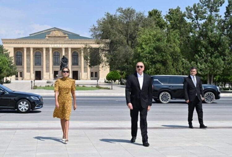 Prezident və xanımı Heydər Əliyev abidəsini ziyarət etdi — FOTO