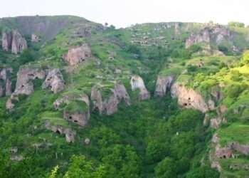 Qərbi Zəngəzur abidələri – Xınzirək (Qaranlıq dərə) kəndi