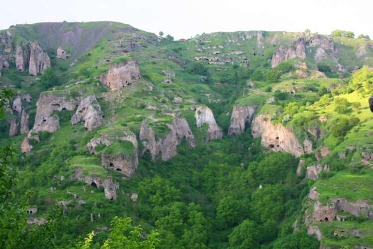 Qərbi Zəngəzur abidələri – Xınzirək (Qaranlıq dərə) kəndi