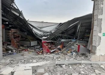 Bakıda DƏHŞƏT: Marketin damı başına uçdu!