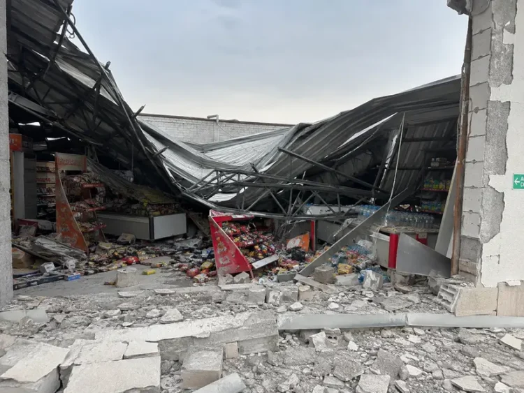 Bakıda DƏHŞƏT: Marketin damı başına uçdu!