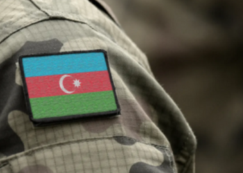 Müğənninin əsgər formasında rəqsi ETİRAZA SƏBƏB OLDU