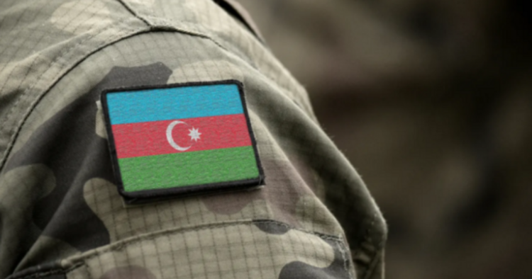 Müğənninin əsgər formasında rəqsi ETİRAZA SƏBƏB OLDU