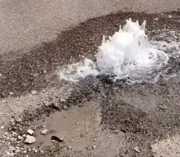 Sumqayıtda içməli su saatlarla küçəyə axdı – müraciətdən sonra da problem həll olunmadı