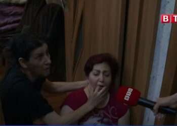 Bakıda falçı qadın jurnalistlərə hücum etdi-VİDEO