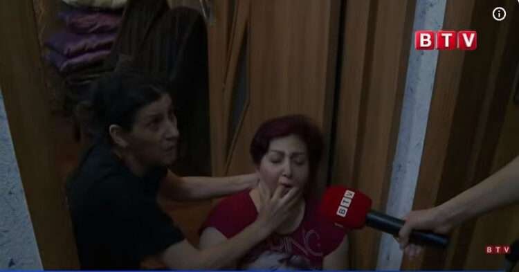 Bakıda falçı qadın jurnalistlərə hücum etdi-VİDEO