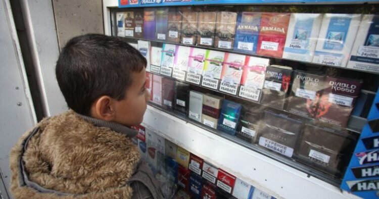 Dayanacaqlarda siqaret və enerji içkiləri satılır – Uşaqlar üçün təhlükə