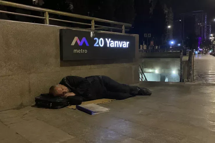 Bakıda küçədə yatan müəllim ayılanda hər şeyini itirmişdi…