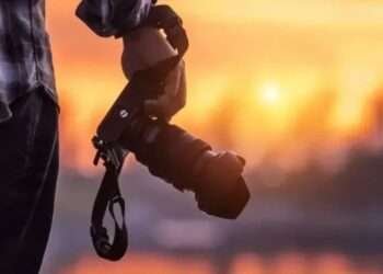 Şəkillərdə kök göründüyü üçün fotoqrafı məhkəməyə verdi