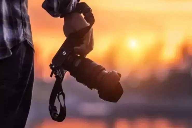 Şəkillərdə kök göründüyü üçün fotoqrafı məhkəməyə verdi