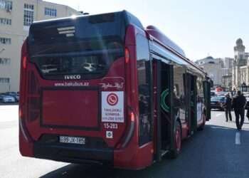 AYNA avtobus gözləyənlərə müraciət etdi