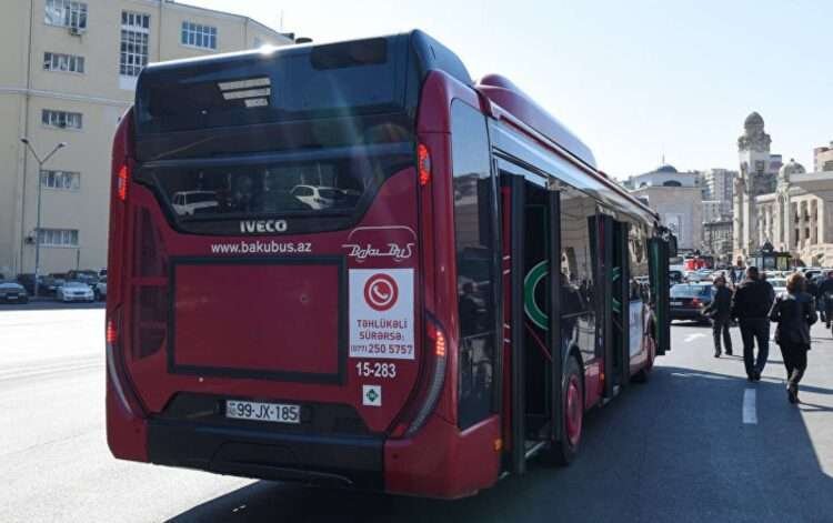 AYNA avtobus gözləyənlərə müraciət etdi