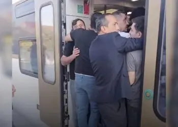 Qapısı bağlanmayan sərnişin qatarı Hindistanı xatırlatdı – VİDEO