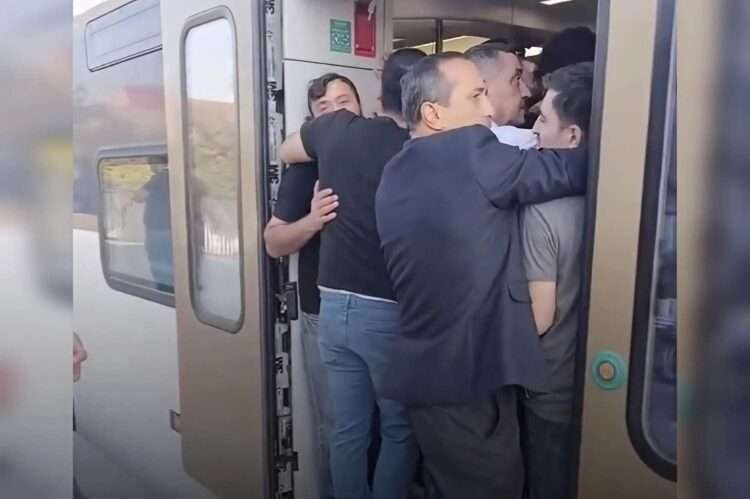 Qapısı bağlanmayan sərnişin qatarı Hindistanı xatırlatdı – VİDEO