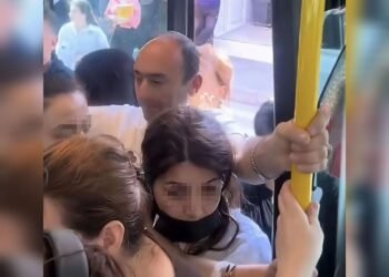Bakıda avtobusda sərnişinlərin səbr kasası daşdı: Sürücüyə lənət oxudular – VİDEO