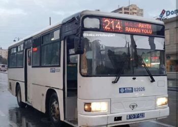 Bakıda avtobusda DAVA: Sürücü sərnişinə söydü, şüşəyə zərbələr endirdi – VİDEO