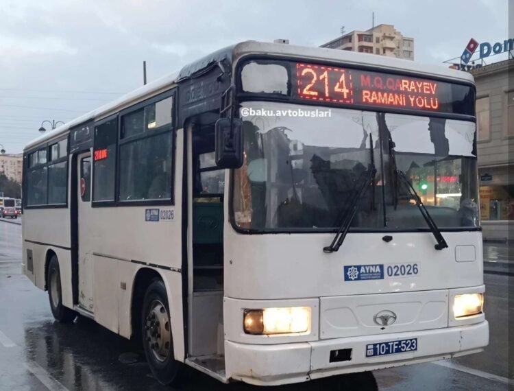Bakıda avtobusda DAVA: Sürücü sərnişinə söydü, şüşəyə zərbələr endirdi – VİDEO