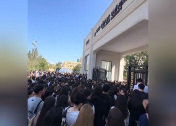 Bakı Dövlət Universitetinin qarşısında izdiham – VİDEO