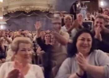 Küsülü olan Afaq Bəşirqızı və Almaz Ələsgərova bir arada