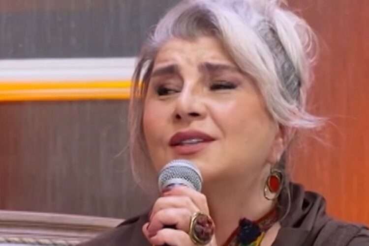 Türkiyəli aktrisa “Sənə də qalmaz” oxudu – Video