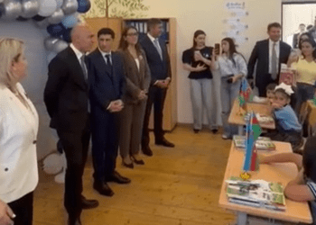 Nazir sinfə girdi, birincilərin reaksiyası belə oldu – VİDEO