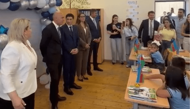 Nazir sinfə girdi, birincilərin reaksiyası belə oldu – VİDEO