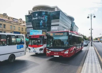 Bakıda sürücü sərnişinlərə küsdü, avtobusu sürməkdən imtina etdi – VİDEO