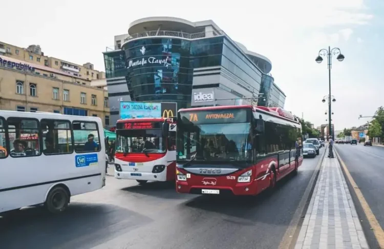 Bakıda sürücü sərnişinlərə küsdü, avtobusu sürməkdən imtina etdi – VİDEO