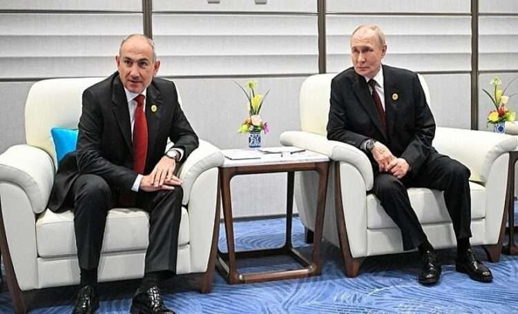Paşinyan ermənicə danışdı, Putini görəndə ruscaya keçdi