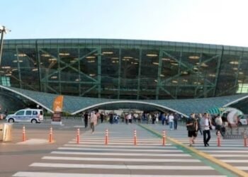 Bakı aeroportunda pul tapdı, dilənçilərə 3 min manat payladı
