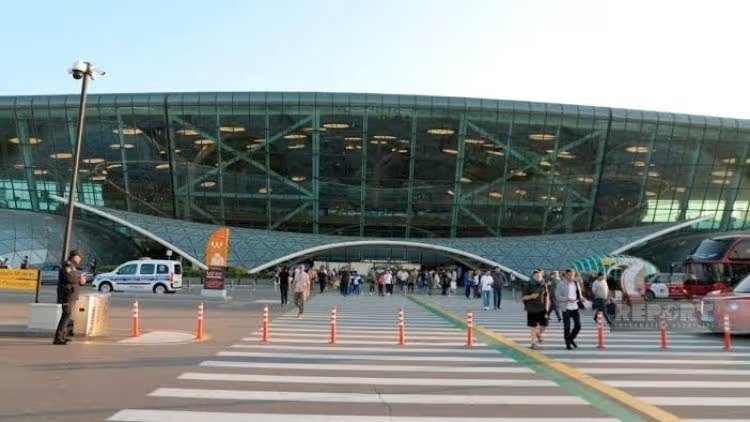 Bakı aeroportunda pul tapdı, dilənçilərə 3 min manat payladı