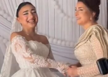 Anasından xeyir-dua alan gəlinin reaksiyası diqqət çəkdi – VİDEO
