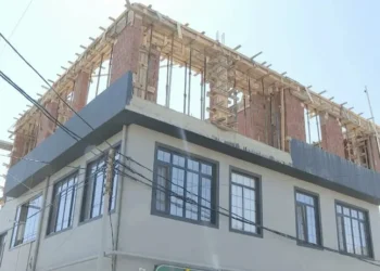 Bakıda təhlükəli tikinti: Sakinlər hər gün ölümlə üz-üzə qalırlar – (Video)