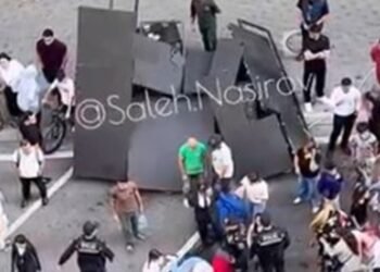 Bakıda tədbirdə monitor qadının üstünə aşıb – VİDEO