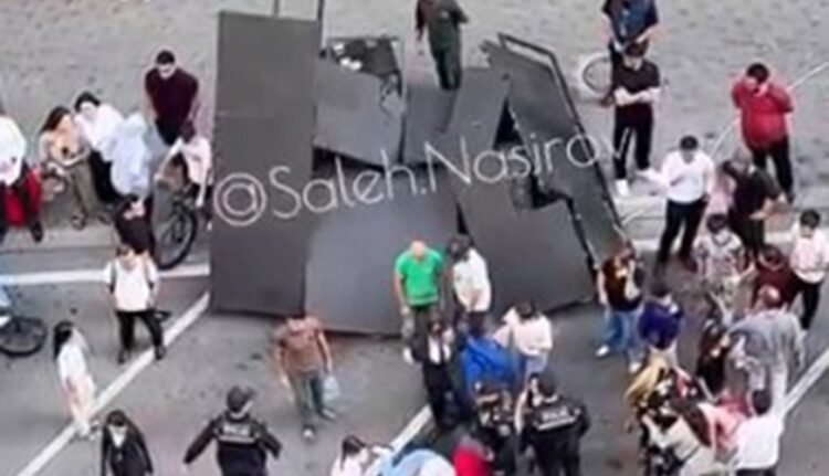 Bakıda tədbirdə monitor qadının üstünə aşıb – VİDEO