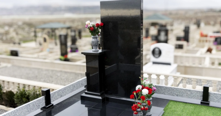Qəbir daşları eyni formada olacaq? – İlahiyyatçıdan AÇIQLAMA