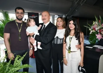 Formula 1-də Prezident və xanımı ilə şəkil çəkdirən ailə: görün kimlər imiş – VİDEO