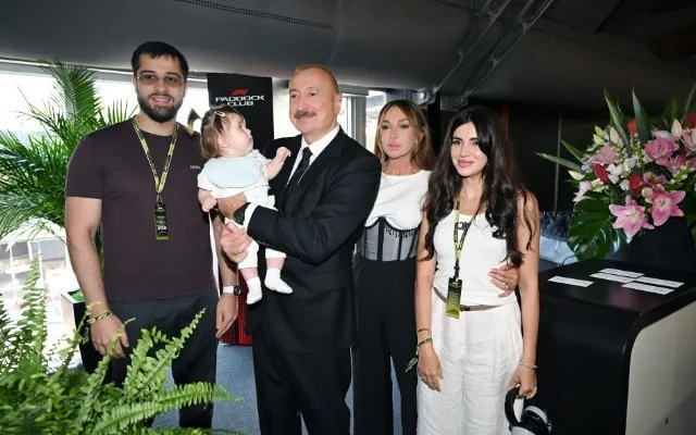 Formula 1-də Prezident və xanımı ilə şəkil çəkdirən ailə: görün kimlər imiş – VİDEO