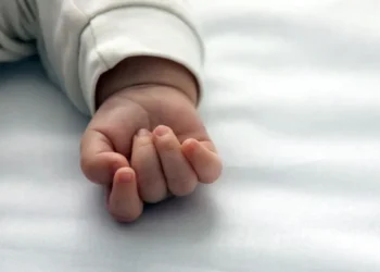 Gürcüstanda 13 yaşlı azərbaycanlı qız əkiz dünyaya gətirdi