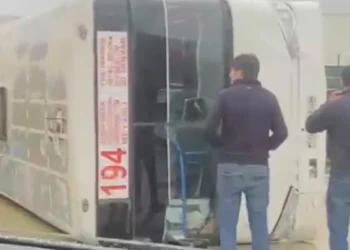 Bakıda 194 nömrəli avtobus aşdı: Xəsarət alanlar var