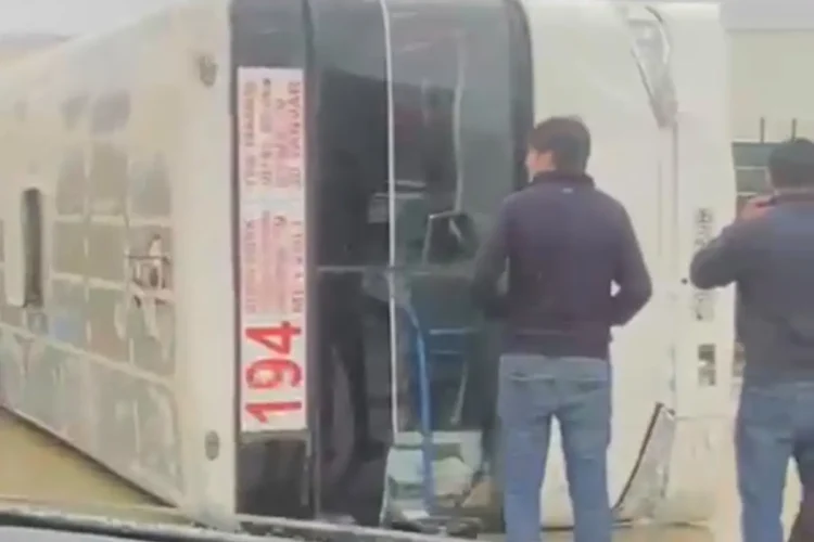 Bakıda 194 nömrəli avtobus aşdı: Xəsarət alanlar var