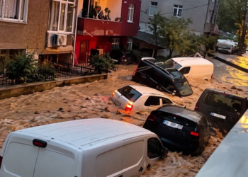 ŞOK GÖRÜNTÜLƏR: Binaların altından çay axır
